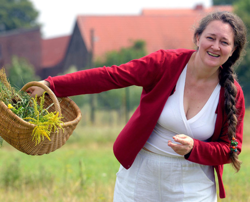 Gabi Sußdorf Porträt- beim Kräuter sammeln, Foto: Bernd Gartenschläger, Potsdam